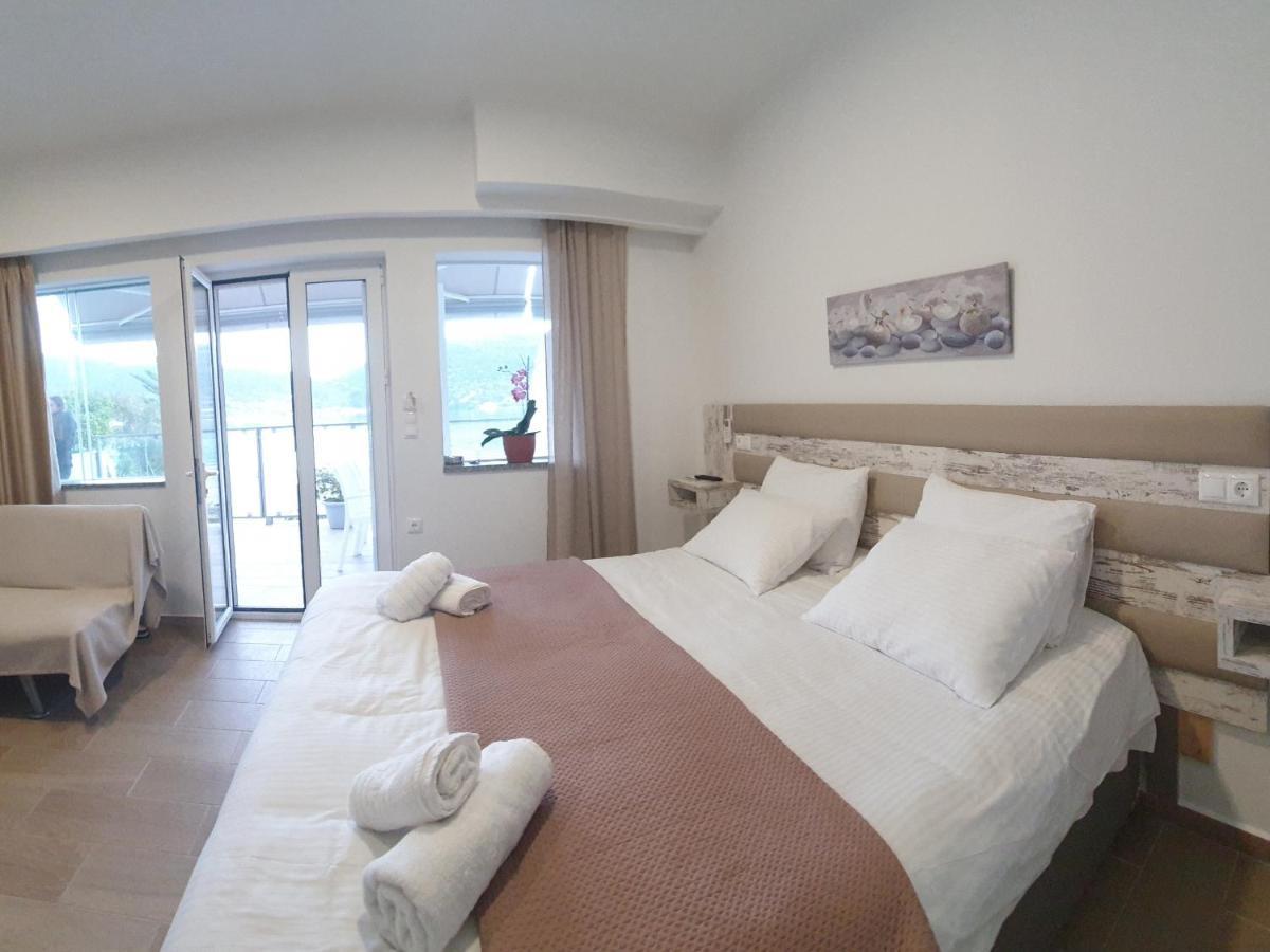 Ola Kala Apartments And Rooms Vlikhon Exterior photo